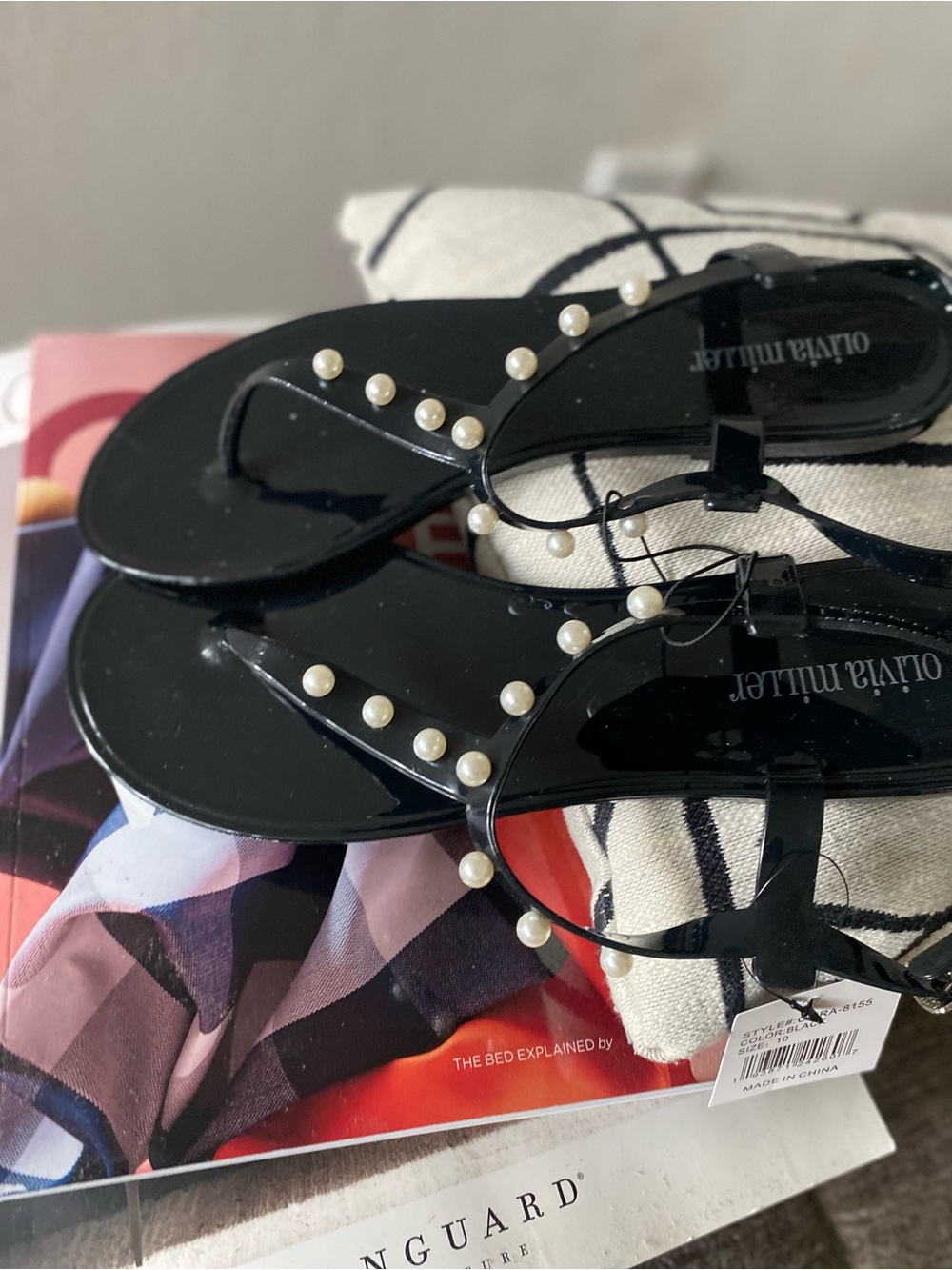 Black Pearl-Embellished Jelly Sandals - Women - Picture 3 of 7